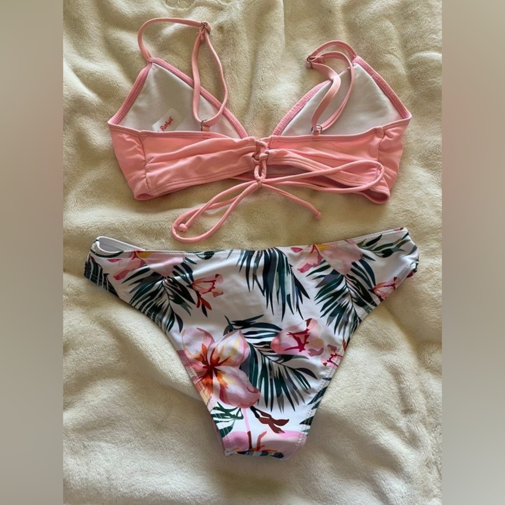 Bikini - Picture 2 of 2